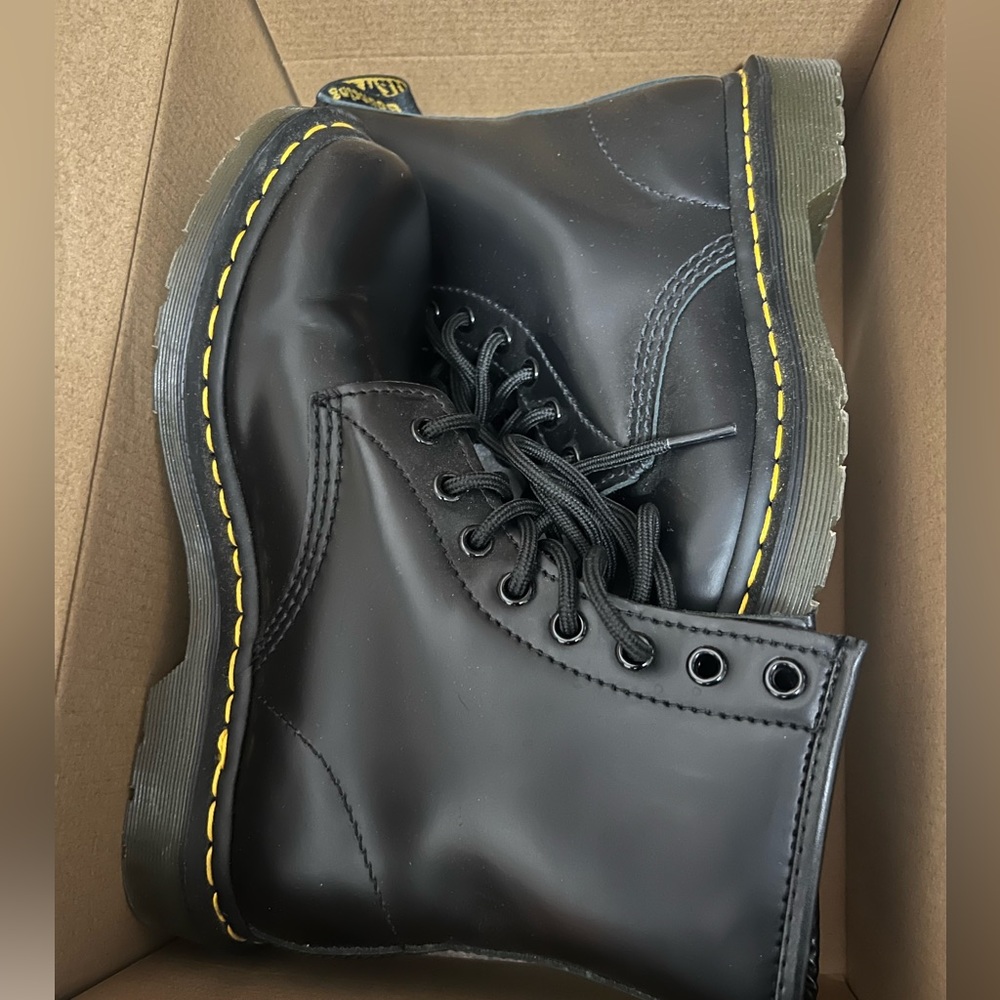 Doc Martens 1460 smooth leather women boots